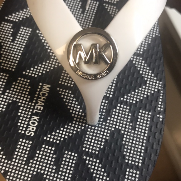 Michael Kors flip-flops silver emblem sandals size 7 - Picture 4 of 5